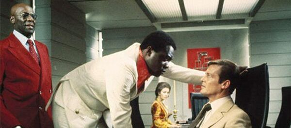 Яфет Котто в роли Кананги (Мистер Биг) и Роджер Мур в роли Джеймса Бонда в фильме Живи и дай умереть (1973). Архивное фото Яфет Котто в роли Кананги (Мистер Биг) и Роджер Мур в роли Джеймса Бонда в фильме Живи и дай умереть (1973). Архивное фото - Sputnik Молдова