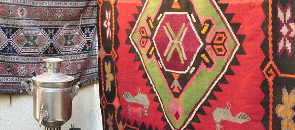 Ковры и самовар на одной из улиц Тбилиси - Sputnik Молдова