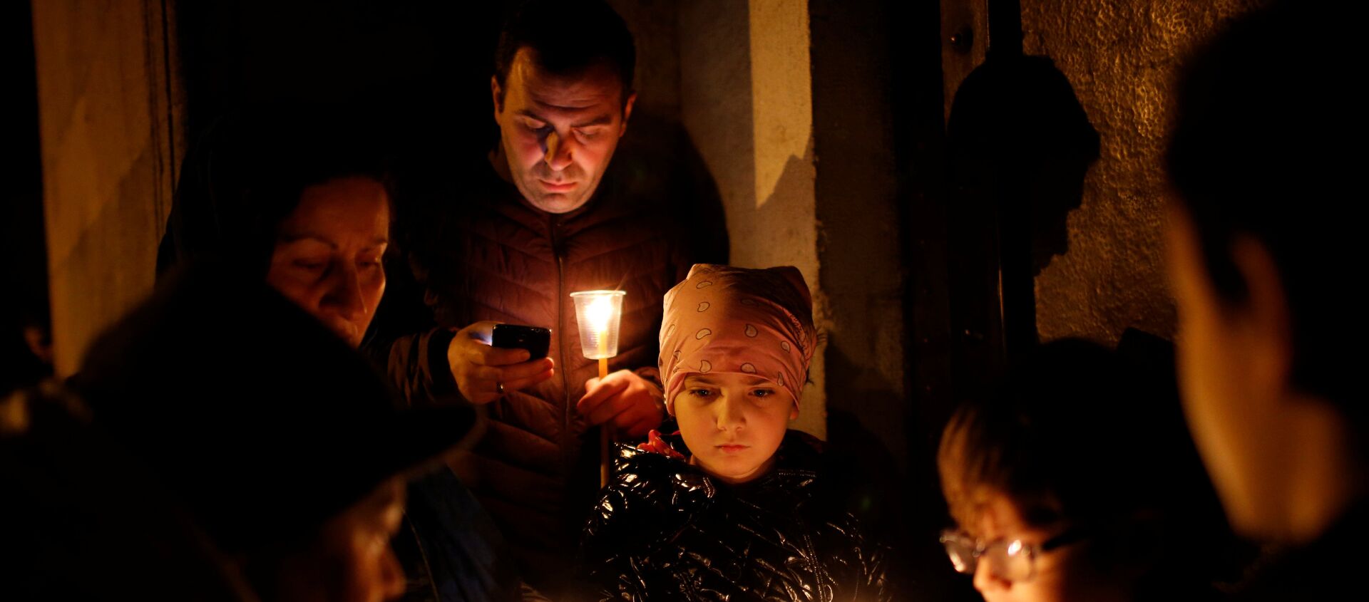 Православные верующие держат в руках зажженные свечи во время праздничной Пасхальной службы в кафедральном соборе Сиони - Sputnik Moldova-România, 1920, 08.04.2021