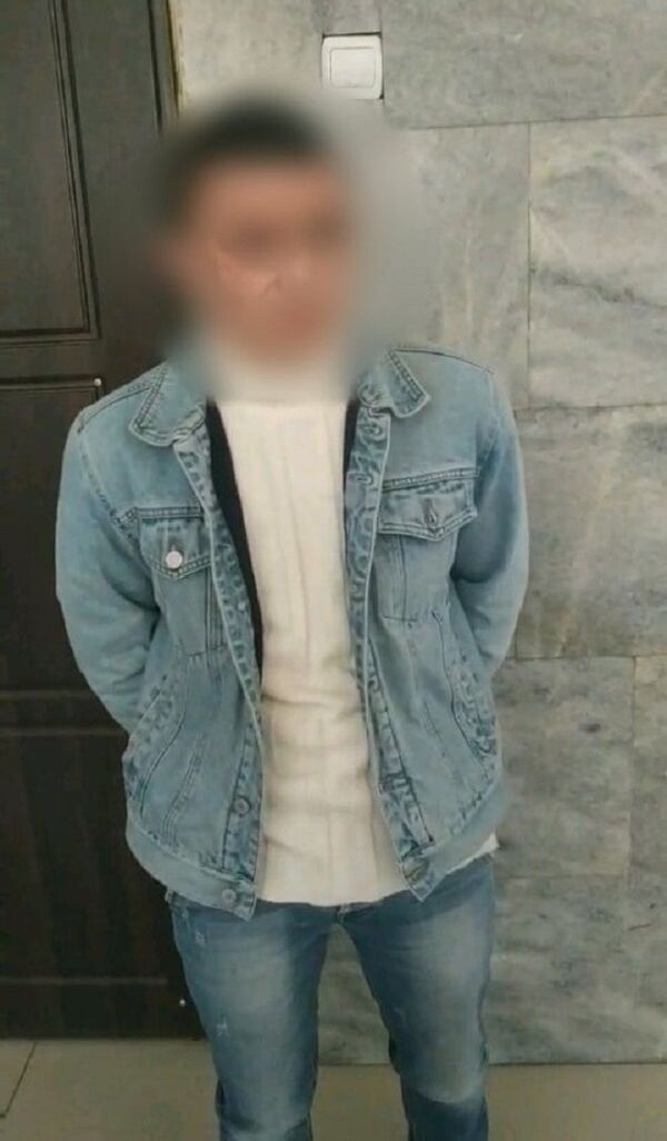 Un bărbat a fost reținut de oamenii legii pentru că ar fi furat două inele din aur - Foto Un bărbat a fost reținut de oamenii legii pentru că ar fi furat două inele din aur - Foto - Sputnik Moldova