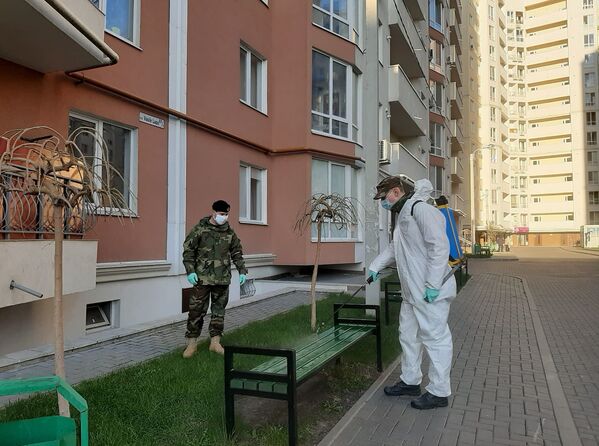 Militarii Armatei Naționale dezinfectează și igienizează blocurile în care locuiesc - Sputnik Молдова