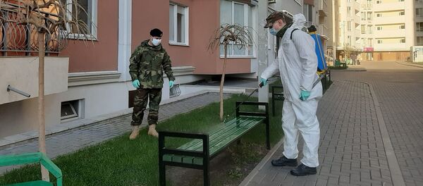 Militarii Armatei Naționale dezinfectează și igienizează blocurile în care locuiesc - Sputnik Moldova