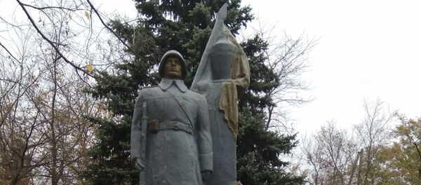 Памятник на братской могиле советских воинов, погибших при освобождении села Верхние Кукурузены - Sputnik Молдова