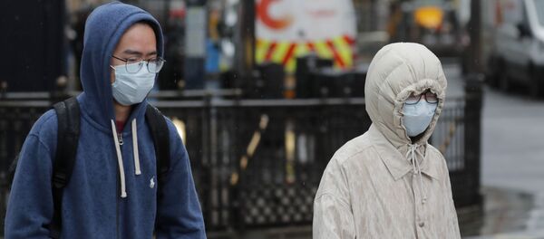 парень с девушкой в лицевой маске из-за распространения коронавируса - Sputnik Moldova-România