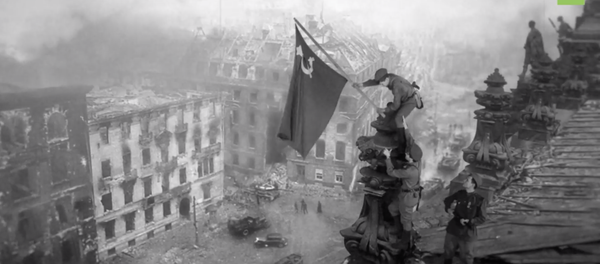 Знамя Победы над Рейхстагом: RT воссоздал момент исторического снимка - Sputnik Молдова