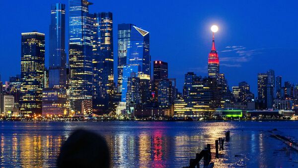Луна над Эмпайр Стейт Билдинг в Нью-Йорке, США - Sputnik Moldova-România