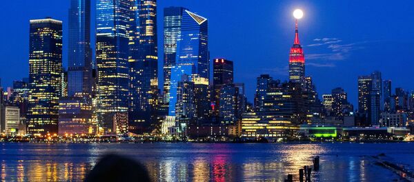 Луна над Эмпайр Стейт Билдинг в Нью-Йорке, США - Sputnik Moldova-România