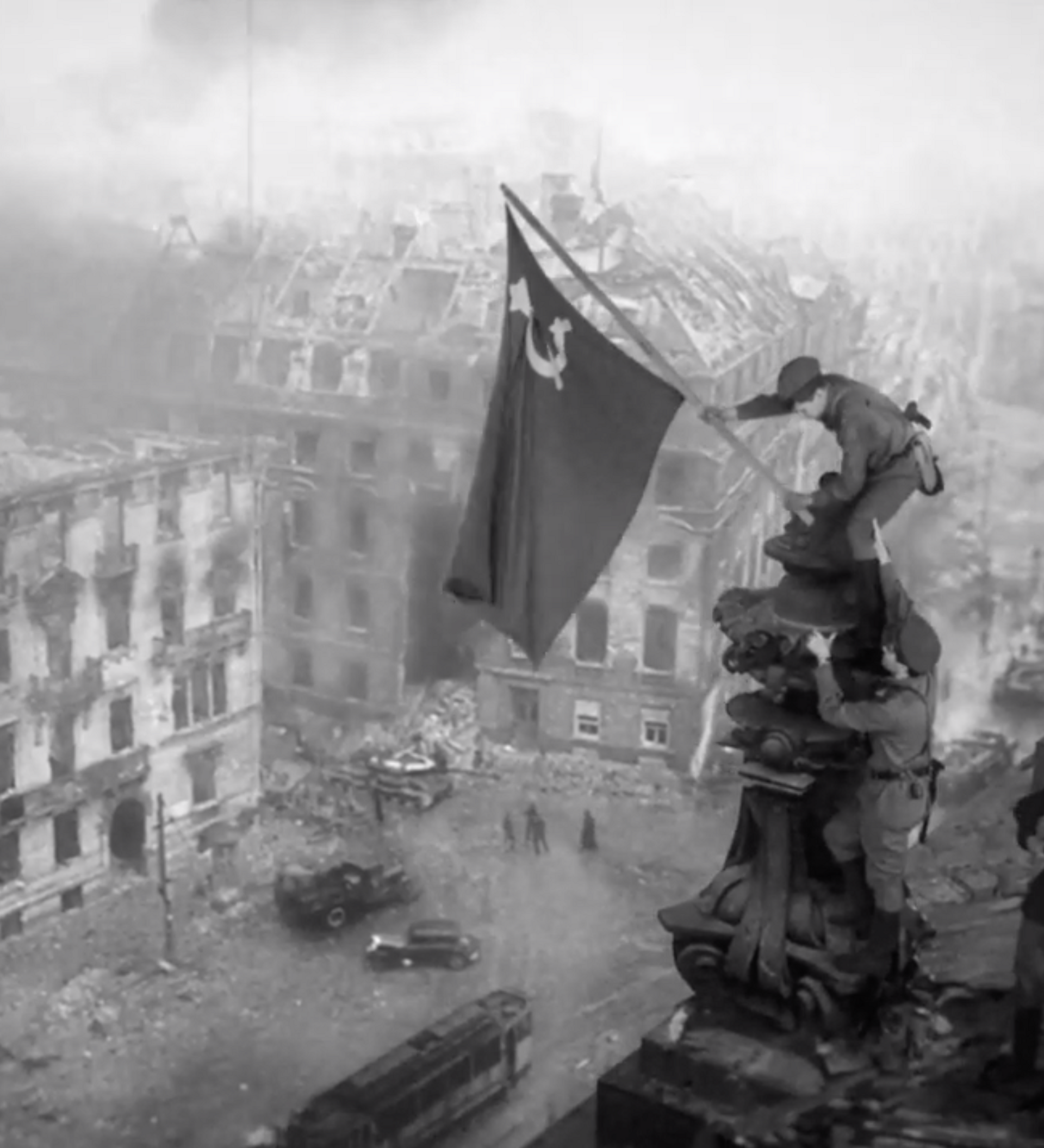 Флаг на рейхстаге кто поставил. Флаг СССР над Рейхстагом. Знамя Победы на здании Рейхстага в Берлине. Май 1945 года. Знамя Победы над Рейхстагом фото Халдея.