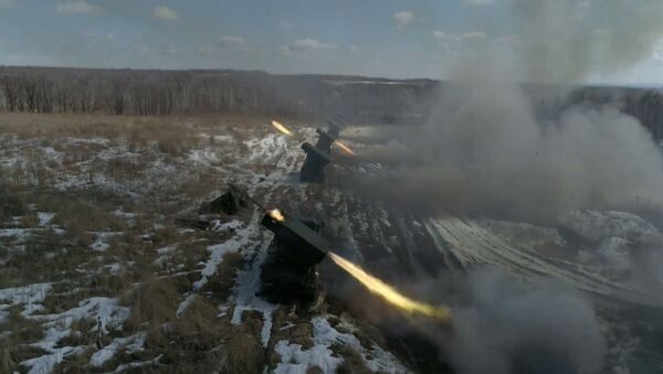 Беспилотник указал «Градам» цель: эффектные кадры учебных стрельб - Sputnik Молдова