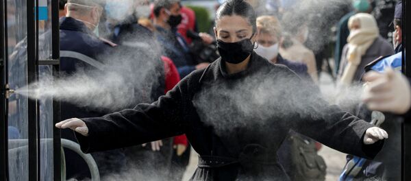 Дезинфекция людей перед входом на рынок в Тиране, Албания - Sputnik Молдова