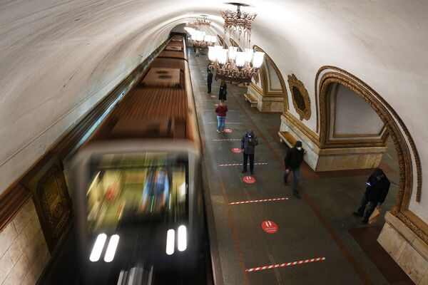 Напольная индикация в Московском метро с призывом соблюдать дистанцию - Sputnik Молдова