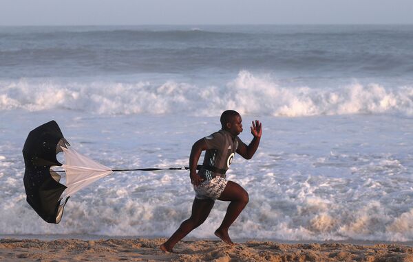Спортсмен во время тренировки на пляже Recreio dos Bandeirantes в Рио-де-Жанейро, Бразилия - Sputnik Молдова