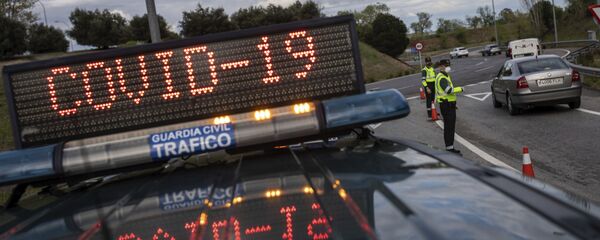 Офицеры испанской полиции на контрольно-пропускном пункте в Мадриде Офицеры испанской полиции на контрольно-пропускном пункте в Мадриде - Sputnik Moldova-România