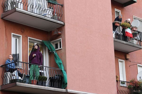 Люди на балконах во время карантина в Милане, Италия - Sputnik Молдова