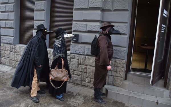 Люди в костюмах чумных докторов на улице Львова, Украина - Sputnik Молдова