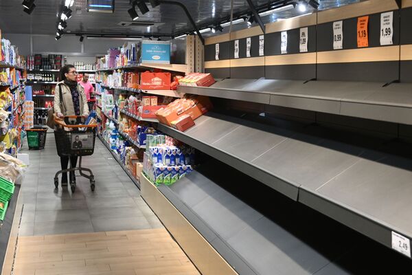 Пустые полки в супермаркете в Мадриде - Sputnik Молдова