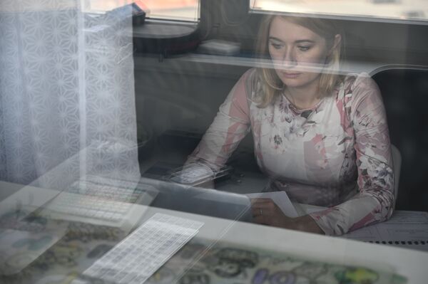 Женщина на удаленной работе у себя дома в Ростове-на-Дону - Sputnik Молдова