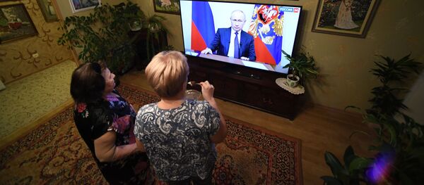 Жители Владивостока во время трансляции обращения президента России Владимира Путина к гражданам из-за ситуации с коронавирусом - Sputnik Moldova-România
