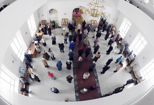Прихожане во время православной службы в Благовещенском соборе в Тюмени - Sputnik Молдова