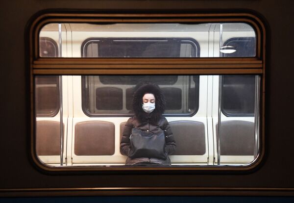 Девушка в вагоне московского метрополитена во время карантина - Sputnik Молдова