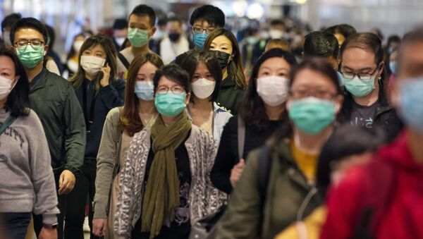 Пассажиры в медицинских масках в переходе метро Гонконга - Sputnik Moldova