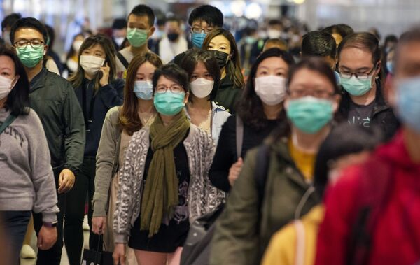 Пассажиры в медицинских масках в переходе метро Гонконга - Sputnik Молдова