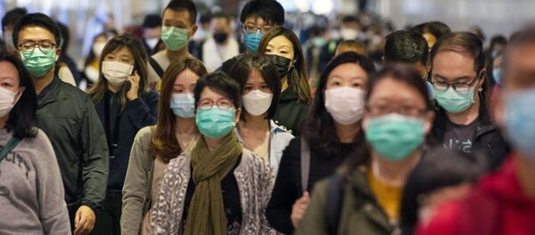 Пассажиры в медицинских масках в переходе метро Гонконга - Sputnik Moldova