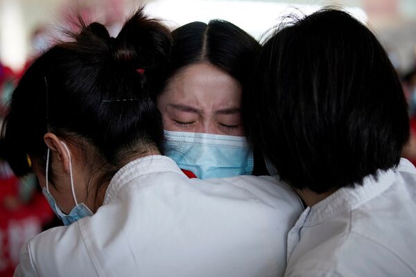  Медицинские работники в международном аэропорту Ухань-Тяньхэ, Китай  - Sputnik Молдова