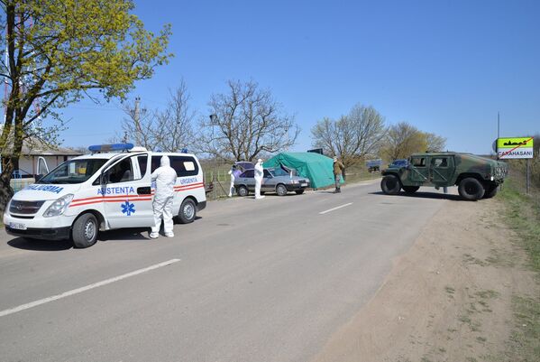 Военнослужащие национальной армии Молдовы в селе Карагасаны, где введен карантин - Sputnik Молдова