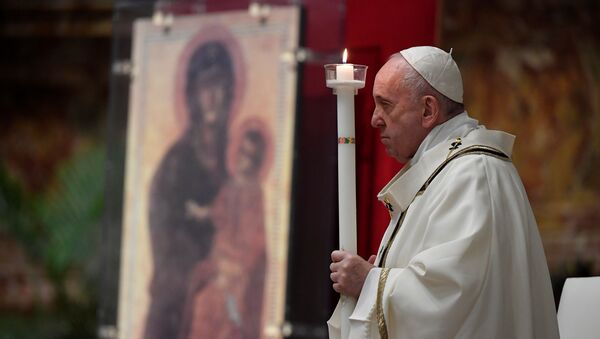 Papa Francisc conduce Vigilia de Paște în Bazilica Sf. Petru - Sputnik Moldova