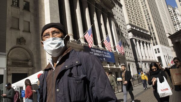 Человек проходит в маске, проходя мимо Нью-Йоркской фондовой биржи - Sputnik Молдова
