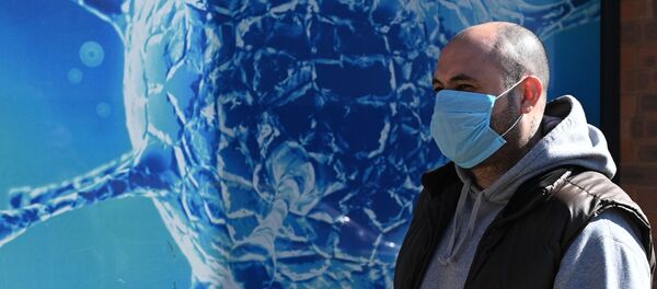 Человек в защитной маске - Sputnik Молдова