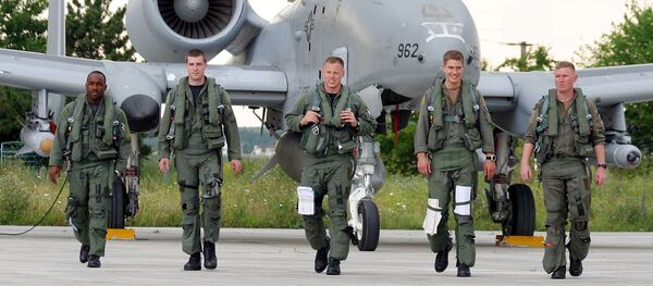 Piloții Forțelor Aeriene SUA pe fundalul unei aeronave A 10 la baza aeriană Mihail Kogălniceanu, România - Sputnik Moldova