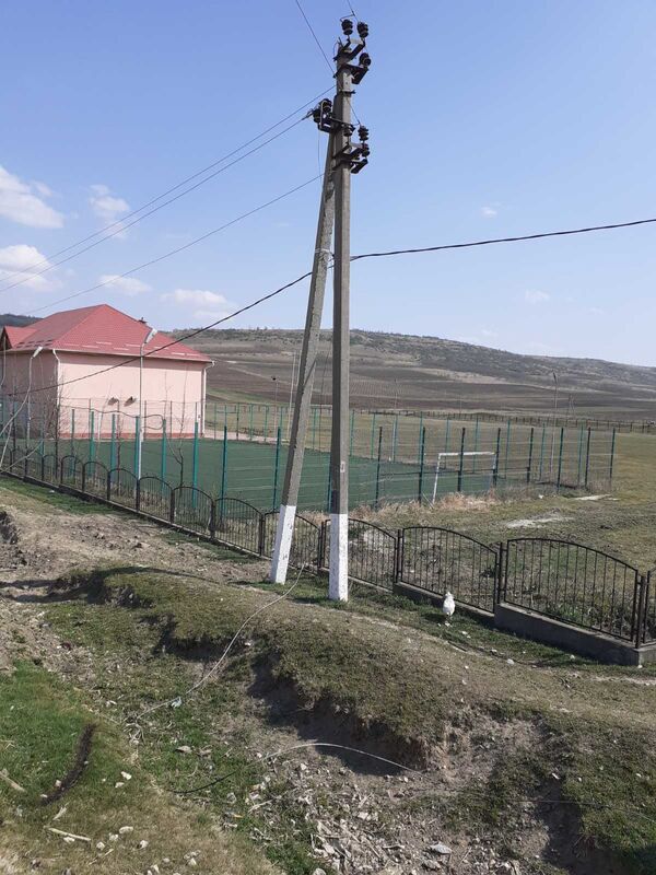 Pericol de electrocutare: Un șofer a deteriorat o linie de înaltă tensiune - Foto Pericol de electrocutare: Un șofer a deteriorat o linie de înaltă tensiune - Foto - Sputnik Moldova