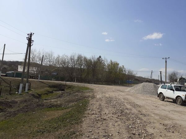 Pericol de electrocutare: Un șofer a deteriorat o linie de înaltă tensiune - Foto Pericol de electrocutare: Un șofer a deteriorat o linie de înaltă tensiune - Foto - Sputnik Moldova