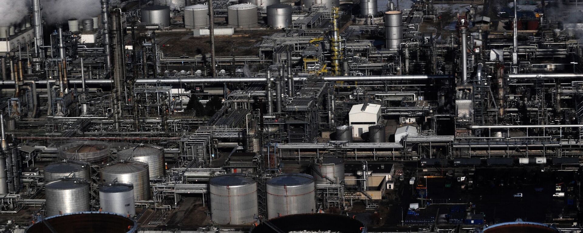 An areal view of the Austrian petrol refinery plant OMV near Vienna - Sputnik Moldova, 1920, 07.05.2025