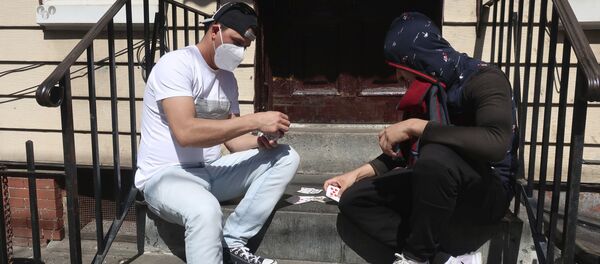 Двое мужчин в защитных масках играют в карты на крыльце дома в Бруклине, Нью-Йорк Двое мужчин в защитных масках играют в карты на крыльце дома в Бруклине, Нью-Йорк - Sputnik Moldova-România