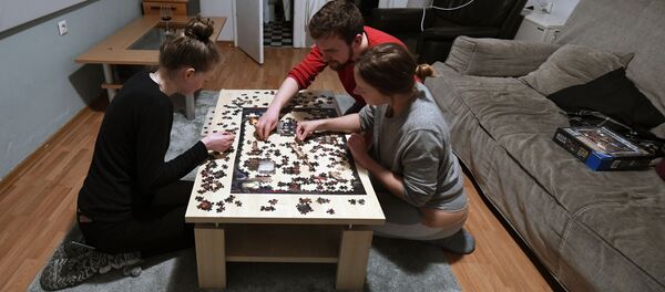 Семья собирает паззл, Германия Семья собирает паззл, Германия - Sputnik Moldova-România