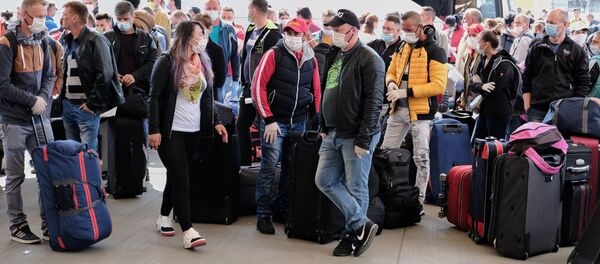 Muncitorii sezonieri români care se îndreaptă spre Germania așteaptă în afara Aeroportului Internațional Avram Iancu din Cluj - Sputnik Moldova-România