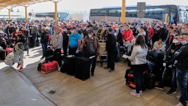 Muncitorii sezonieri români care se îndreaptă spre Germania așteaptă în afara Aeroportului Internațional Avram Iancu din Cluj - Sputnik Moldova-România