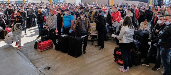 Muncitorii sezonieri români care se îndreaptă spre Germania așteaptă în afara Aeroportului Internațional Avram Iancu din Cluj - Sputnik Moldova-România