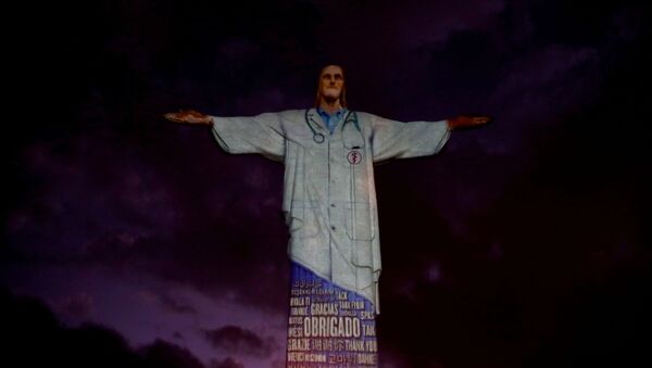 На статую Христа в Рио-де-Жанейро надели медицинский халат - Sputnik Молдова