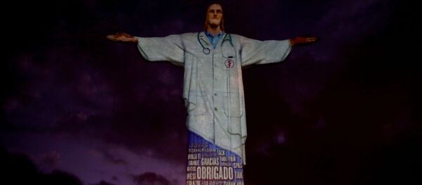 На статую Христа в Рио-де-Жанейро надели медицинский халат На статую Христа в Рио-де-Жанейро надели медицинский халат - Sputnik Молдова