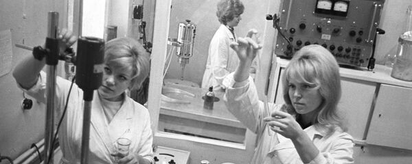 Сотрудники лаборатории профилактики оспы Научно-исследовательского института вирусологии имени Д.И.Ивановского в Москве за работой - Sputnik Moldova