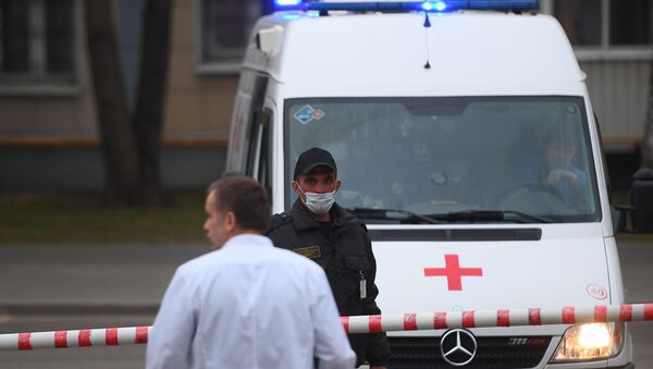 Машина скорой помощи въезжает на территорию городской клинической больницы  - Sputnik Молдова