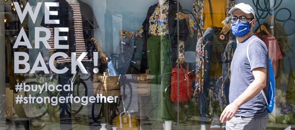 Мужчина в медицинской маске в Вене, Австрия - Sputnik Moldova