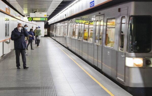 Люди на станции метро в Вене, Австрия - Sputnik Moldova-România