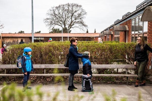 Родители с детьми стоят в очереди в школу, Дания - Sputnik Moldova-România