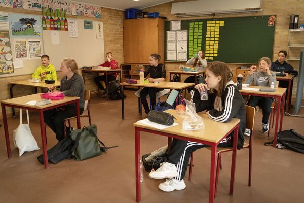 Ученики во время перерыва в школе Korshoejskolen в Рандерсе, Дания - Sputnik Moldova-România