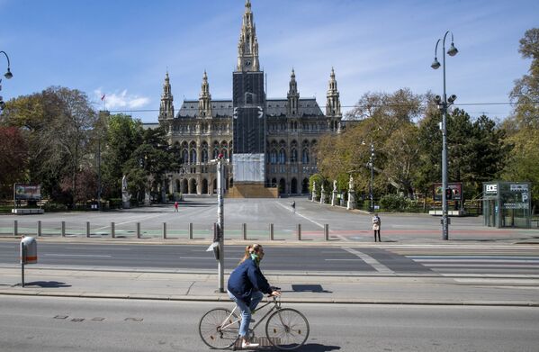 Женщина на велосипеде в Вене - Sputnik Moldova-România